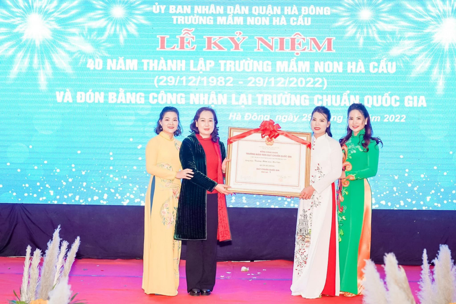 Bà Phạm Thị Lệ Hằng trao bằng công nhận trường mầm non đạt chuẩn quốc gia