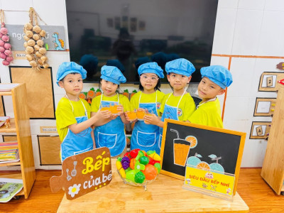 BÉ VẮT NƯỚC CAM